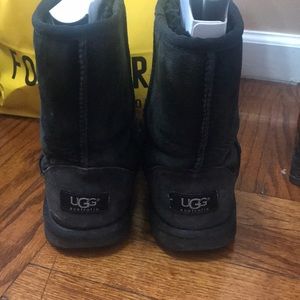 Blkack Uggs Size big kids 4